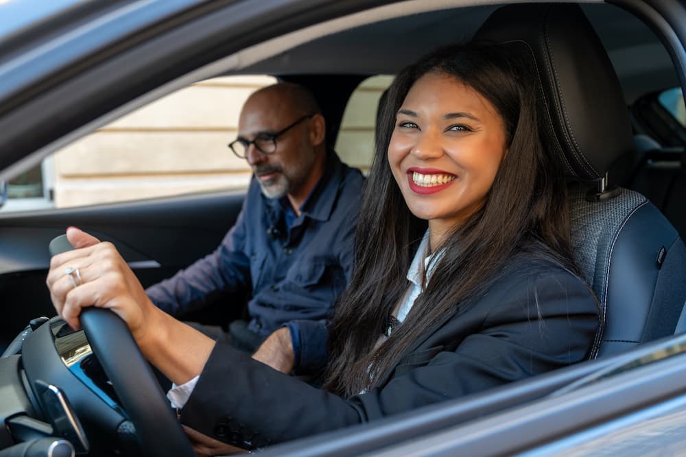 fille heureuse qui conduit, la navette, auto-école accélérée, permis en 2 semaines, Toulouse, moniteur, capot, apprentissage