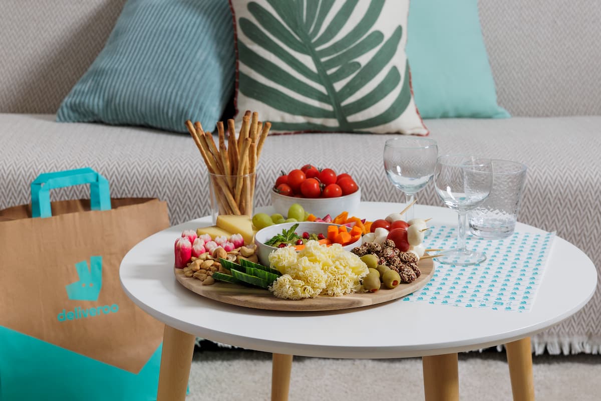 deliveroo et le petit tou de la nourriture sur une table dans un salon