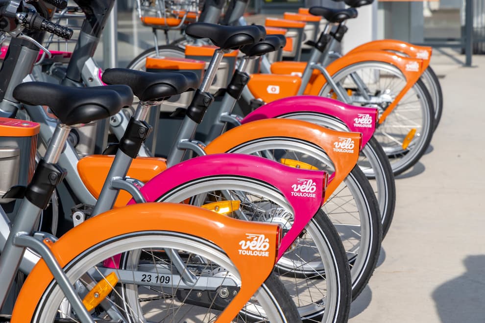 plusieurs vélos classiques et éléctriques rose et orange 