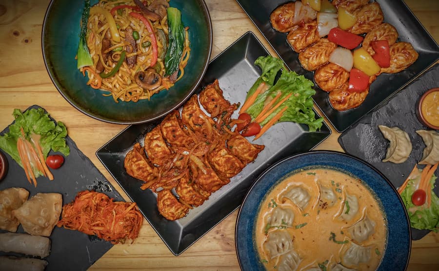 Restaurant tibétain, raviolis, 6 plats sur la table