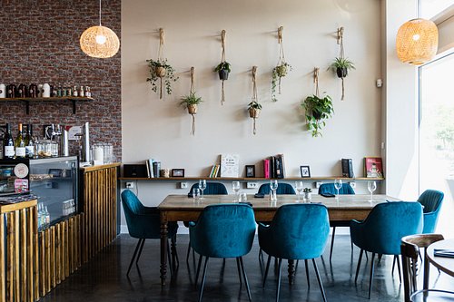 L'assemblée Générale, restaurant toulouse, chaise bleu et table en bois, ambience chaleureuse